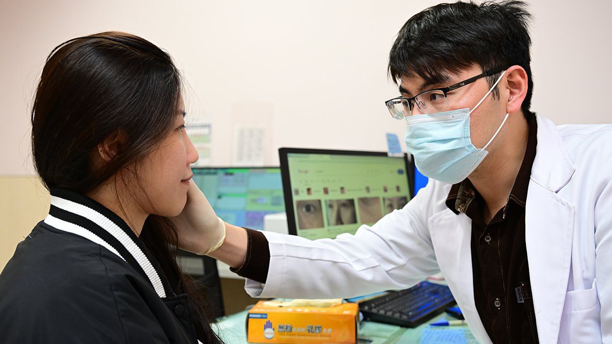 搶業績壓力大!正妹臉上冒出「玫瑰斑」 醫:內服外用雙管齊下找回好膚質 搶業績壓力大!正妹臉上冒出「玫瑰斑」 醫:內服外用雙管齊下找回好膚質