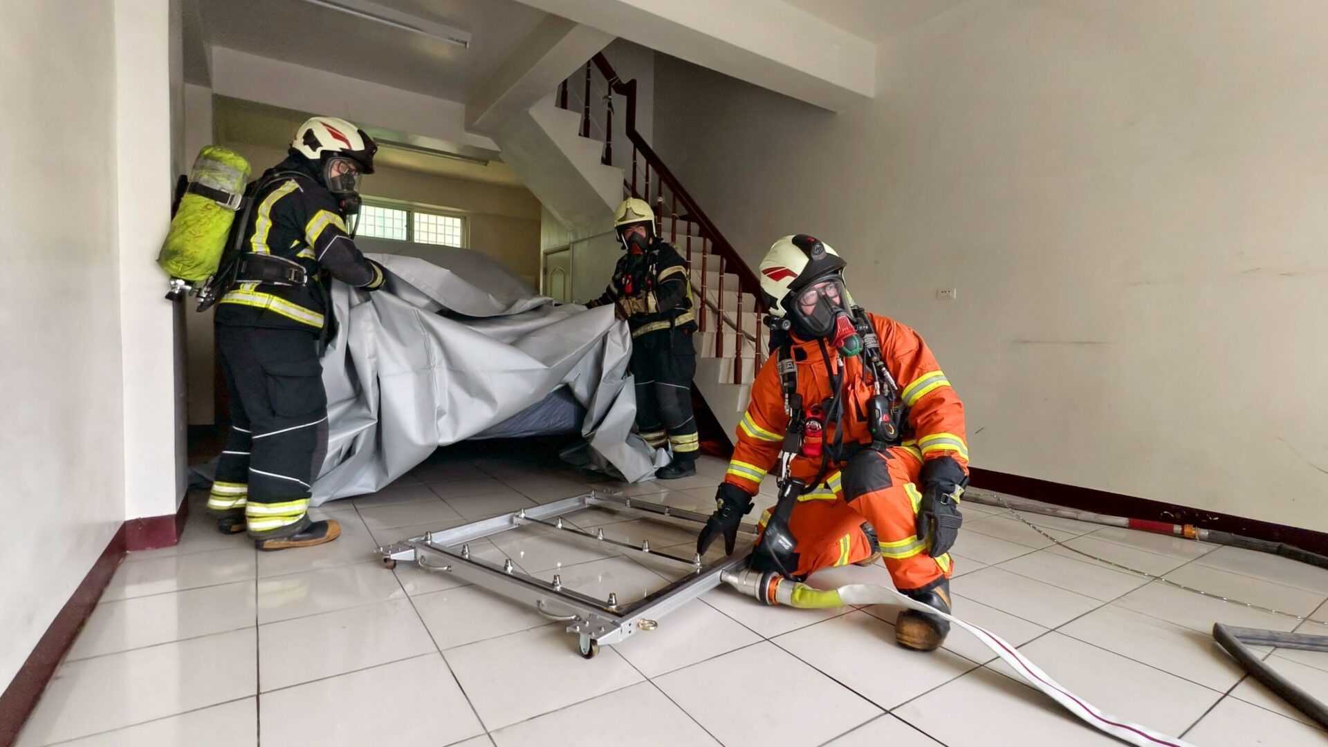 平鎮消防分隊攜手守望相助隊 演練電動車火災提升應變能力