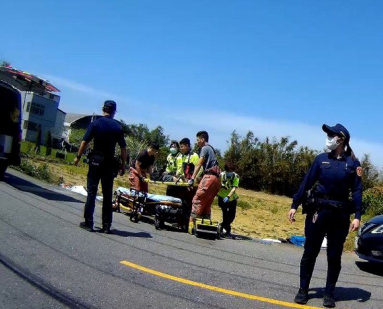 老翁烈日拾荒不慎跌落田中　竹市警即時趕抵合力救援送醫