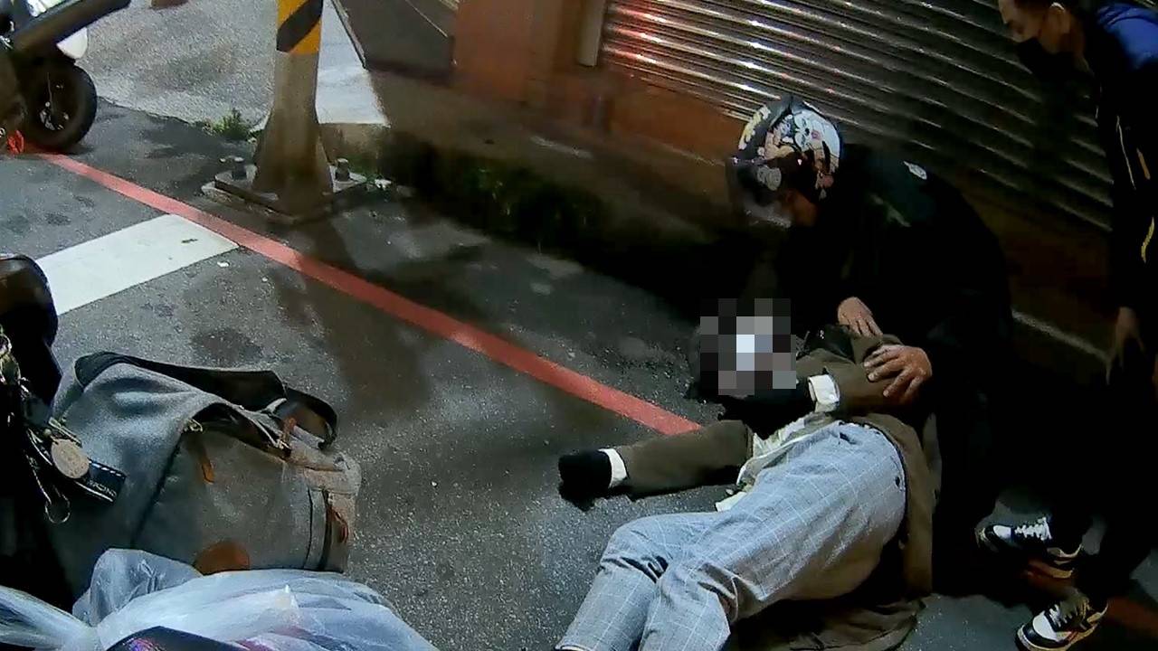 騎士停等紅燈突倒地抽搐 警民合力救援助脫險
