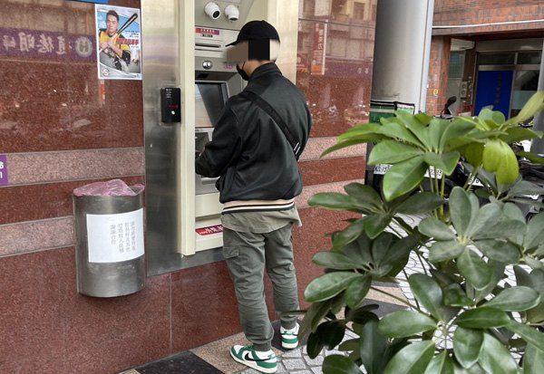 中壢警方逮捕一名觀光車手 警方呼籲民眾一起來打擊 中壢警方逮捕一名觀光車手 警方呼籲民眾一起來打擊