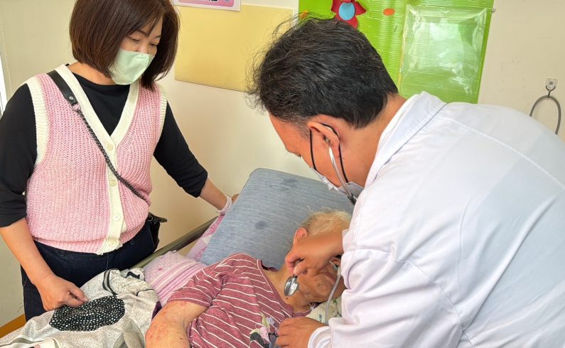高雄市立聯合醫院攜手高榮組「在宅急症照護小組」 助高齡尿路感染阿嬤在宅安心接受抗生素治療