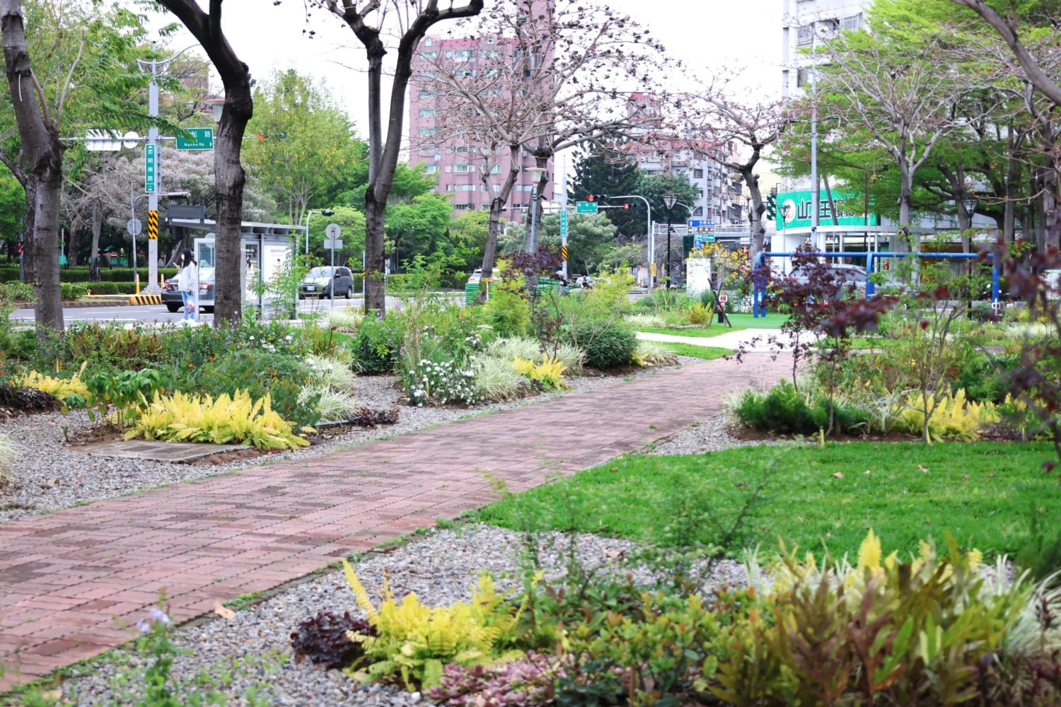 花之道計畫持續前進！  忠明園道綻放花園新貌