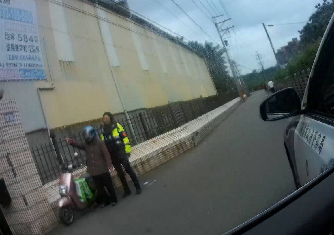 7旬老婦騎車跌倒受困 熱心民眾通報警助返家 7旬老婦騎車跌倒受困 熱心民眾通報警助返家