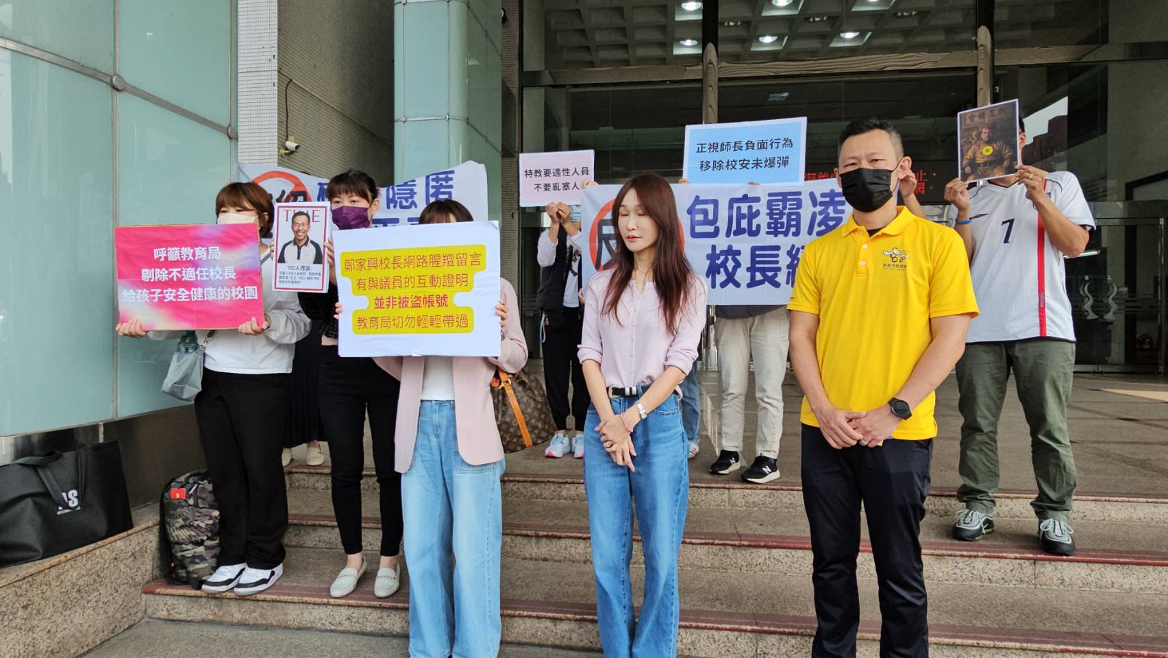 老師課堂亮美工刀嚇壞學生 家長市府前陳情批校長包庇