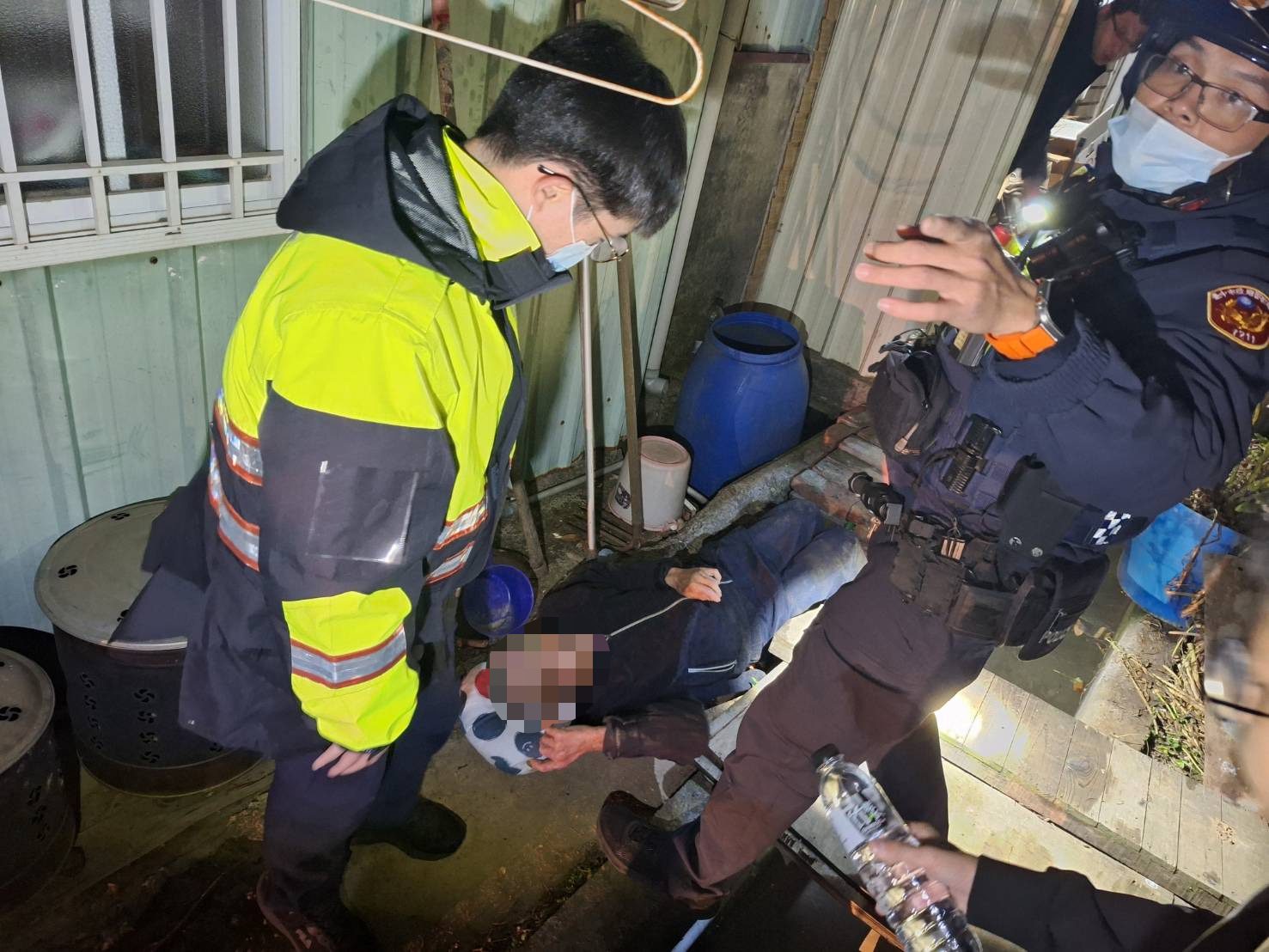 迷途摔落溝渠 豐原警及時救援保翁命