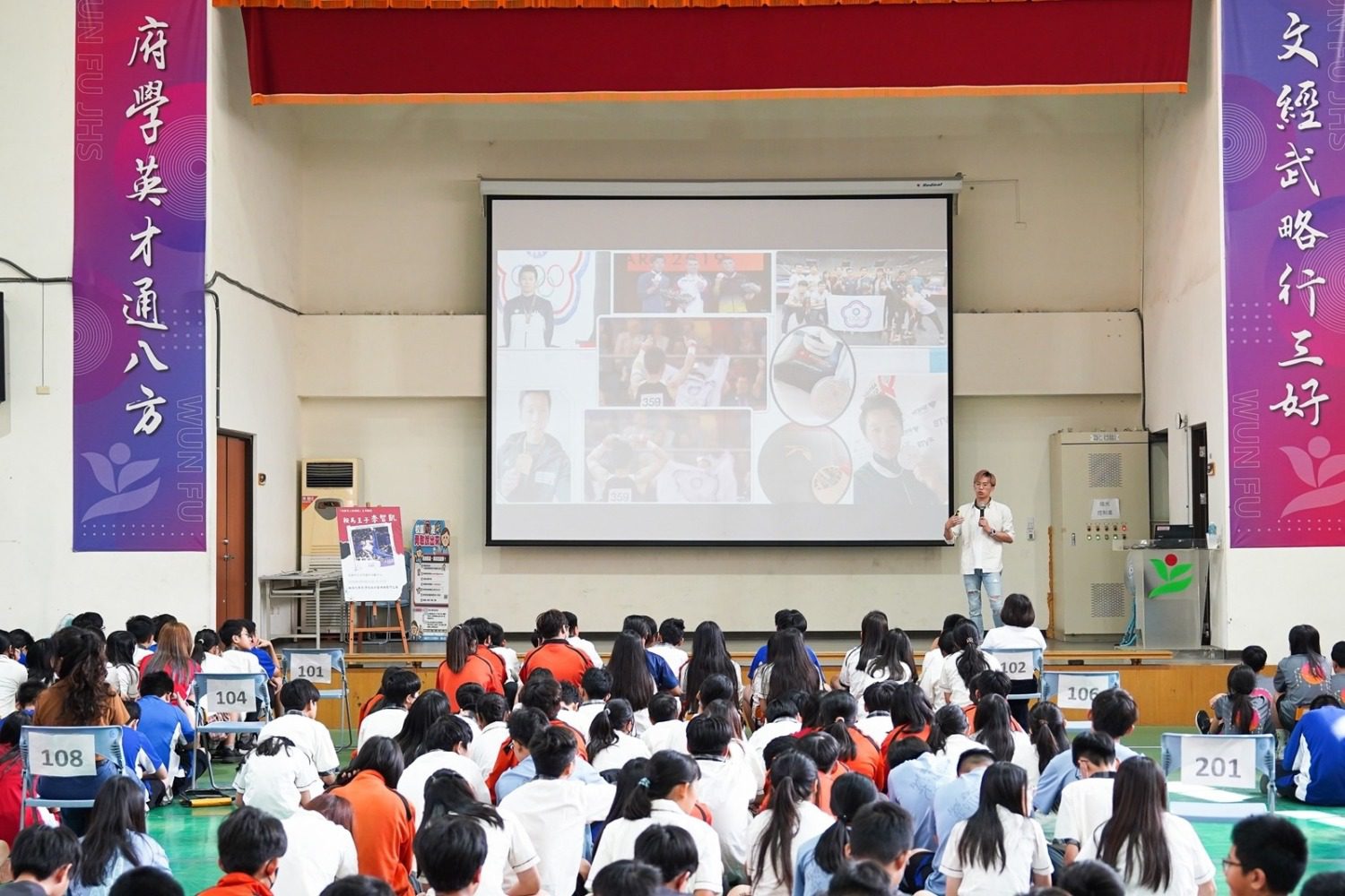 高市文府國中迎接體操王子李智凱