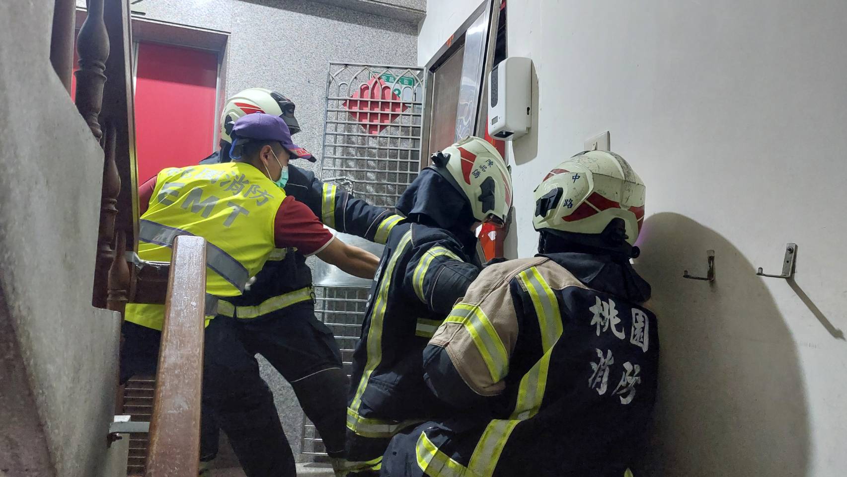 桃園男子與家人衝突持刀反鎖屋內 警消破門化解危機 桃園男子與家人衝突持刀反鎖屋內 警消破門化解危機