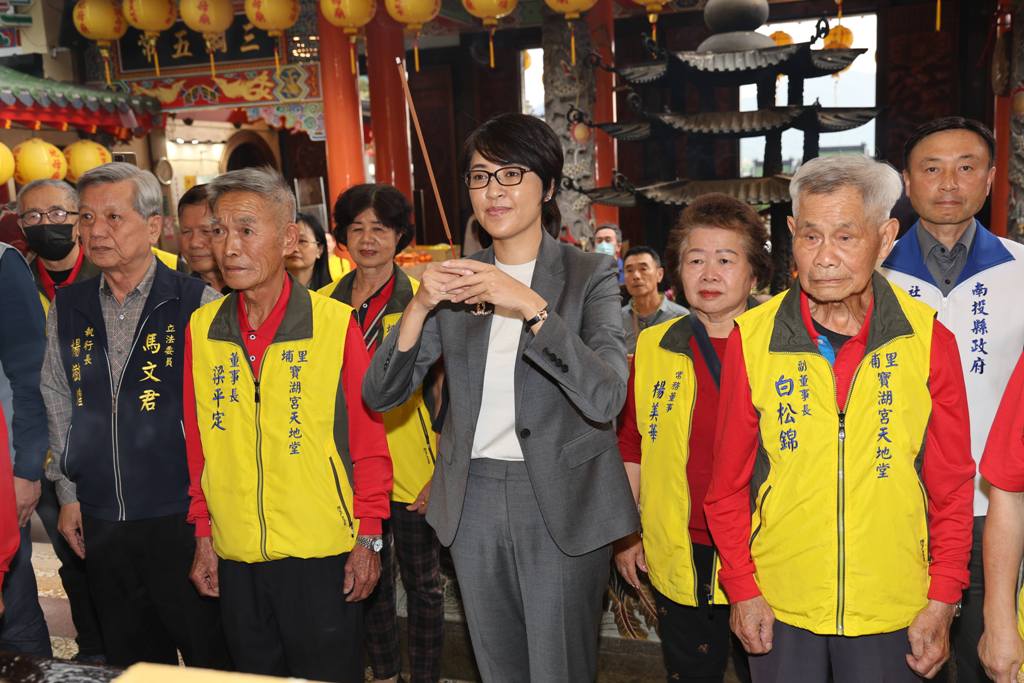 埔里地母廟200萬善款扶弱 許縣長贈「地母慈悲」匾額 埔里地母廟200萬善款扶弱 許縣長贈「地母慈悲」匾額