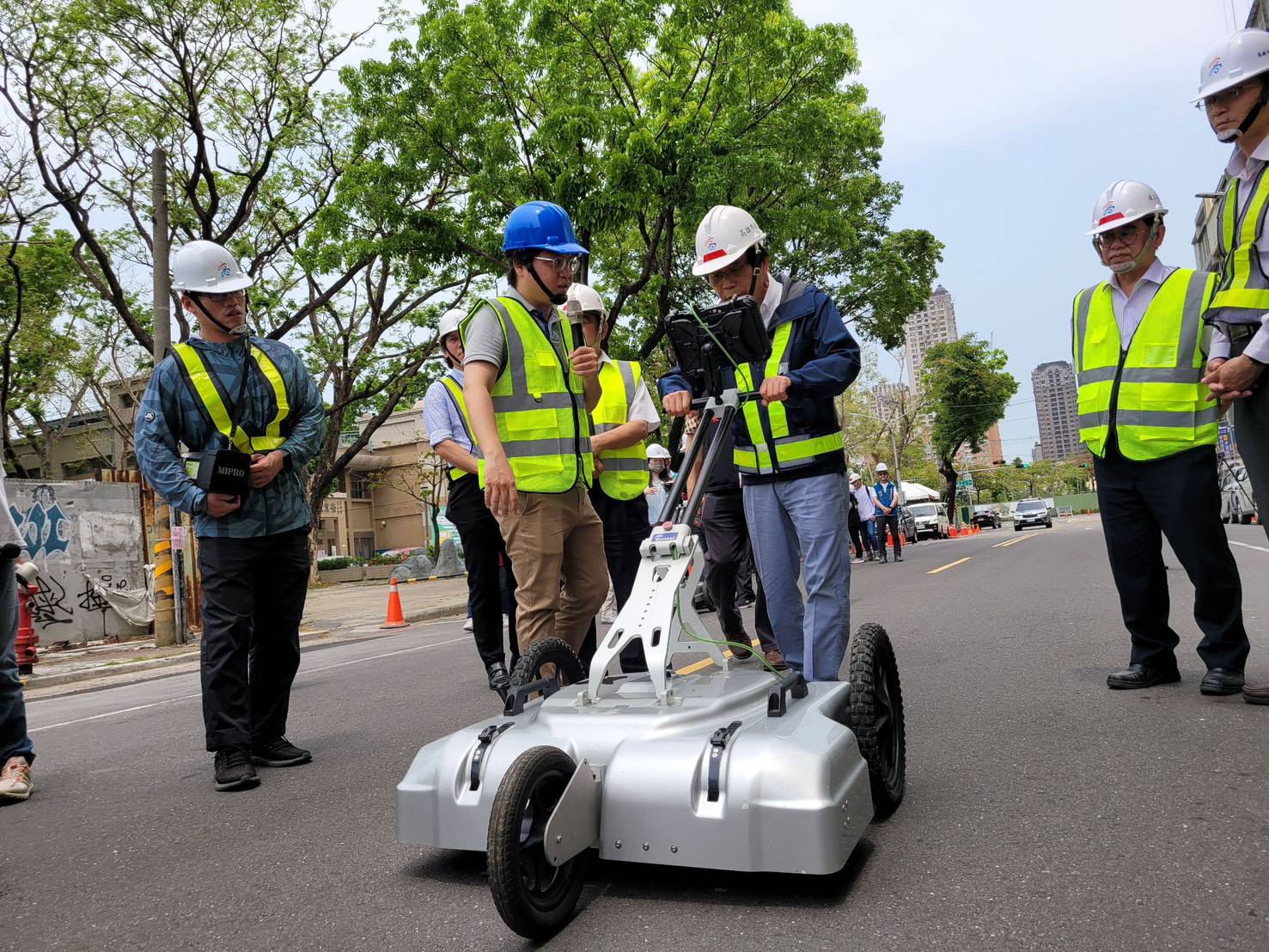 高市透地雷達精準診斷道路隱患 林欽榮副市長讚許孔洞尋獲率達95.8% 高市透地雷達精準診斷道路隱患 林欽榮副市長讚許孔洞尋獲率達95.8%