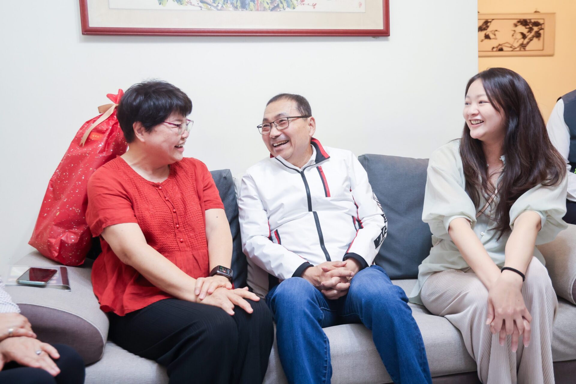 新北模範母親代表元馨儀苦盡甘來  侯友宜專程道賀 讚她教子有方 無私奉獻社會 新北模範母親代表元馨儀苦盡甘來  侯友宜專程道賀 讚她教子有方 無私奉獻社會