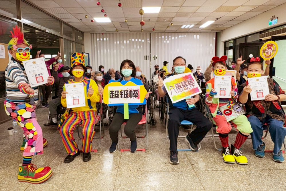 互動零距離、歡樂滿人間 關懷小丑協會逗趣才藝演出與八德榮家養護住民長輩同樂共好趣! 互動零距離、歡樂滿人間 關懷小丑協會逗趣才藝演出與八德榮家養護住民長輩同樂共好趣!