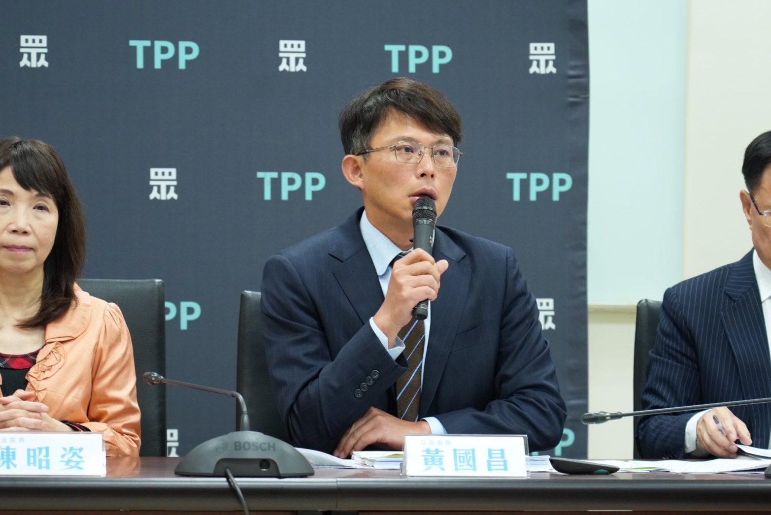 經濟部長稱『已完成衝擊評估』 黃國昌拿到卻是舊簡報痛批無能