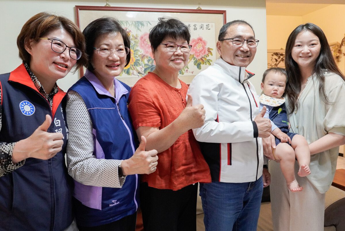 元馨儀獲新北模母 侯友宜親往道賀一人扮多重角色 始終在逆境中奮起 元馨儀獲新北模母 侯友宜親往道賀一人扮多重角色 始終在逆境中奮起