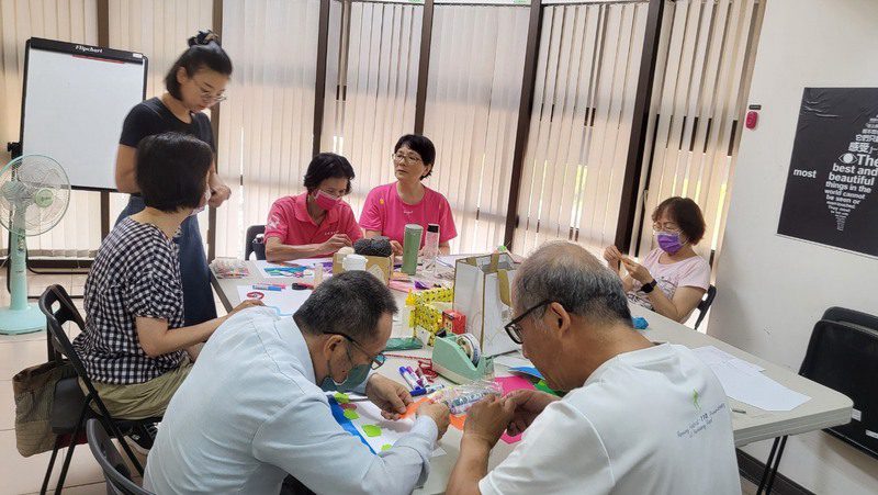 重建「視」界,活出「睛」彩人生 — 高雄市視障者重建服務助130人重拾自立生活 重建「視」界,活出「睛」彩人生 — 高雄市視障者重建服務助130人重拾自立生活