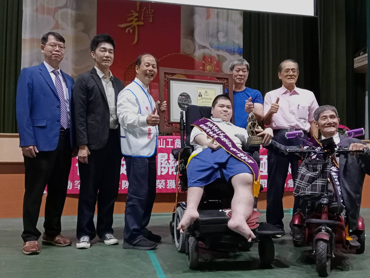 活出生命的極限 中山工商全勤罕病勇士陳聖傑 獲頒周大觀基金會第29屆全球熱愛生命獎章