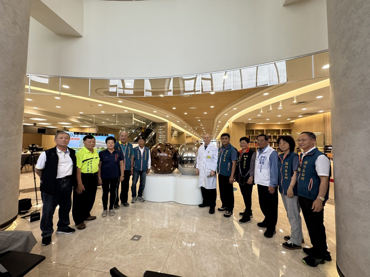 以愛與圓融打造友善的醫療空間溫度 高雄秀傳紀念醫院藝術作品《依偎》揭幕