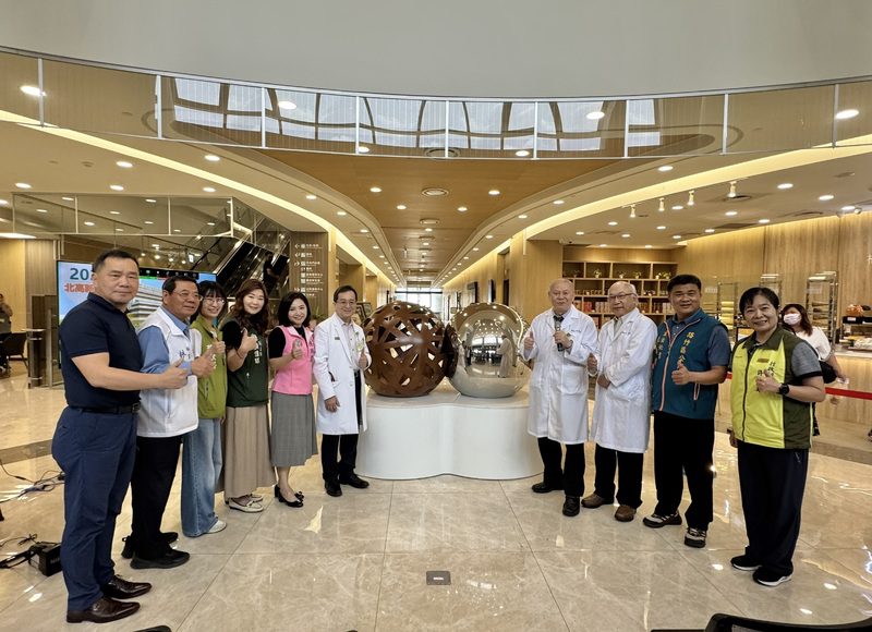 高雄秀傳紀念醫院藝術作品《依偎》揭幕 以愛與圓融打造友善的醫療空間溫度 高雄秀傳紀念醫院藝術作品《依偎》揭幕 以愛與圓融打造友善的醫療空間溫度