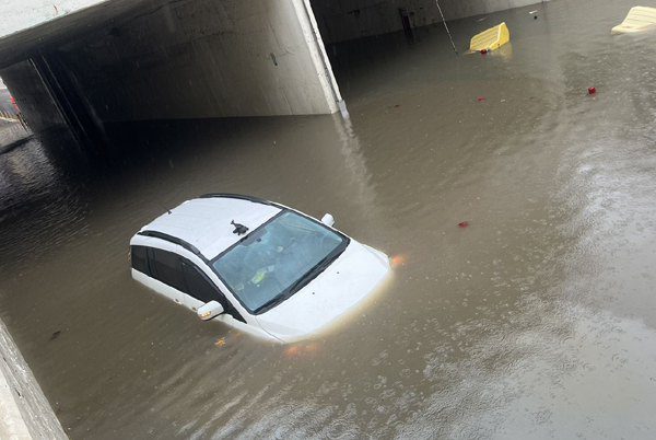 平鎮即時強降大雨　自小客幾乎被水淹頂