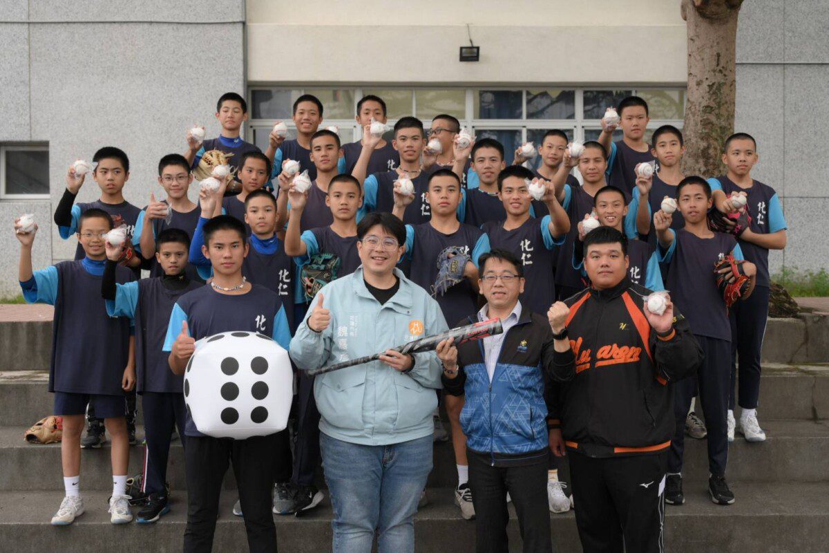 魏嘉彥市長轉贈企業贊助金 力挺化仁國中棒球隊備戰賽事