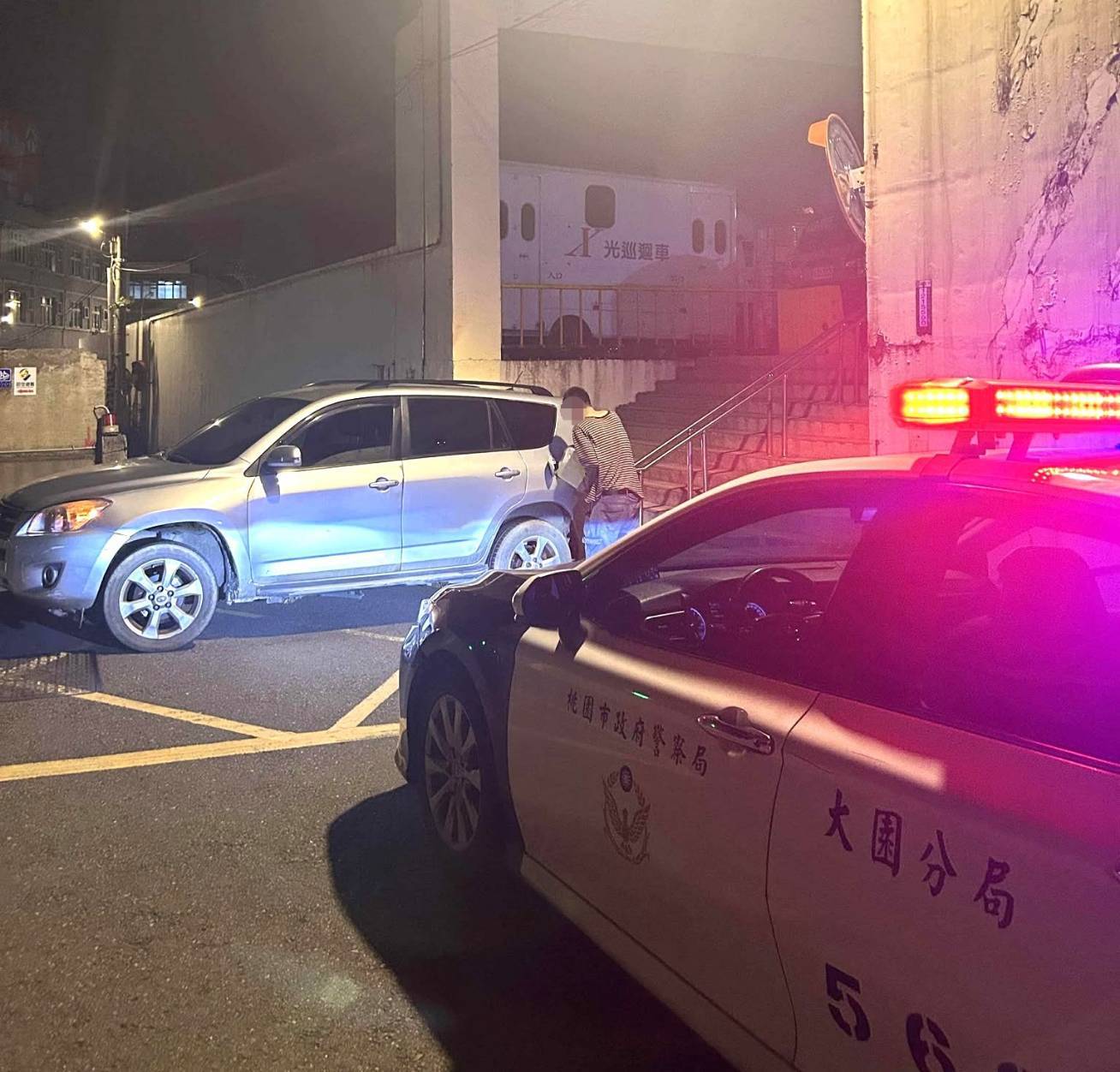 汽車因1事卡停車場出入口動彈不得 大園警神救援