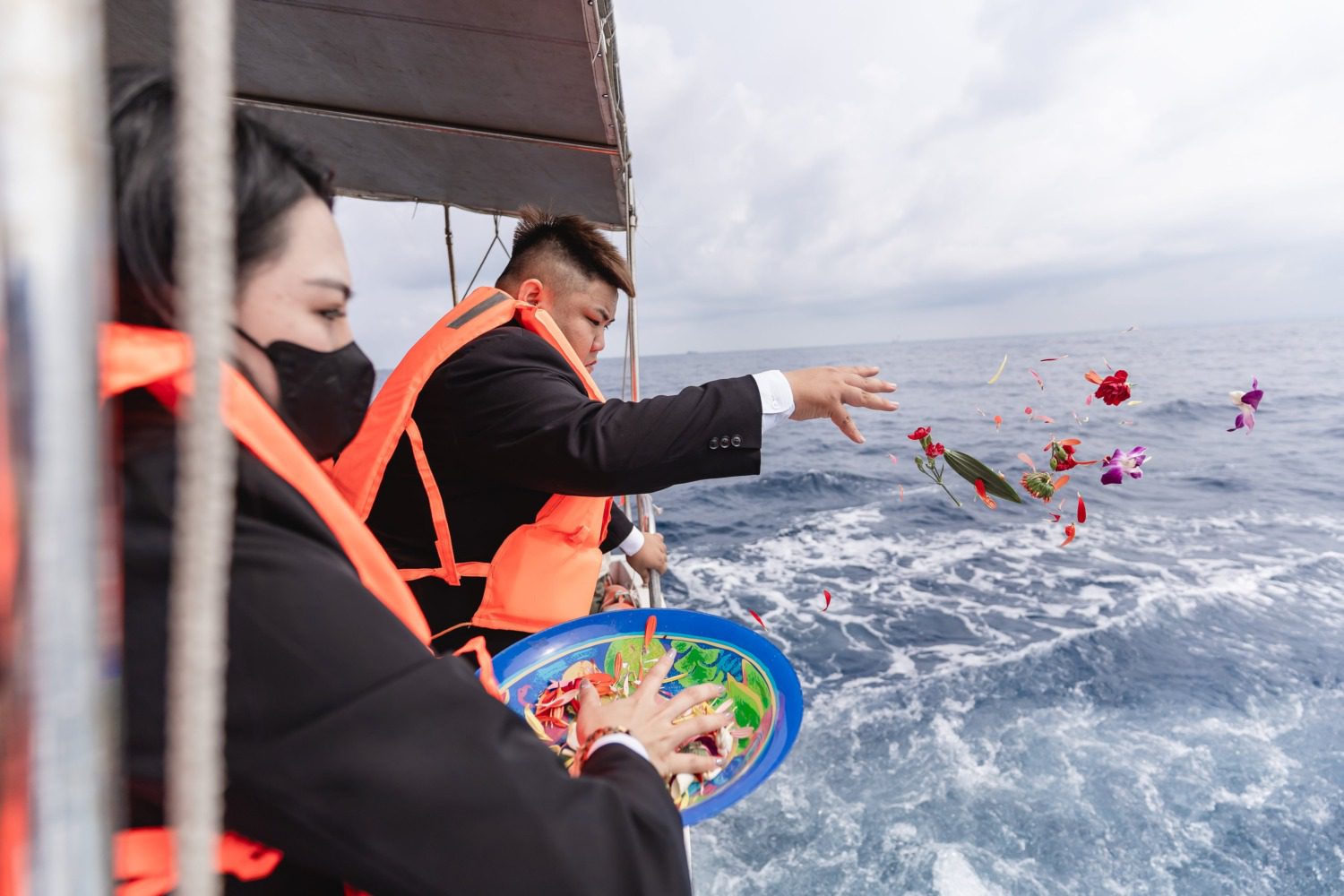 高雄市府推動無碑葬法  聯合海葬9位先人回歸自然懷抱