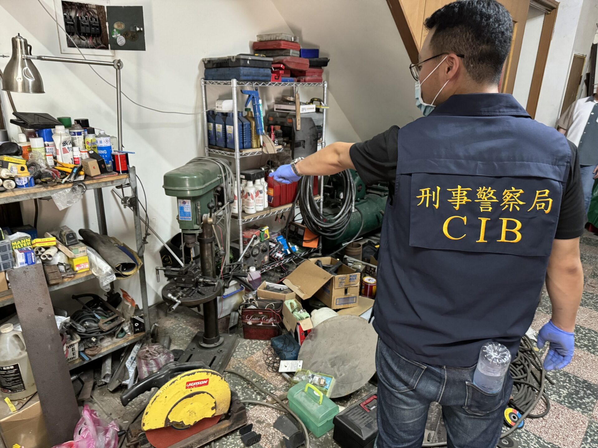 檢警追查黑幫盜刷百貨精品 破獲桃園非法改造槍工廠 檢警追查黑幫盜刷百貨精品 破獲桃園非法改造槍工廠