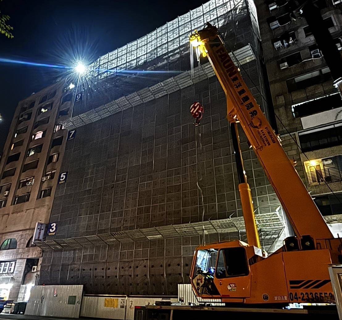 中區公園路建案鷹架全面拉回加固 確認無危安疑慮已解除交通管制 中區公園路建案鷹架全面拉回加固 確認無危安疑慮已解除交通管制
