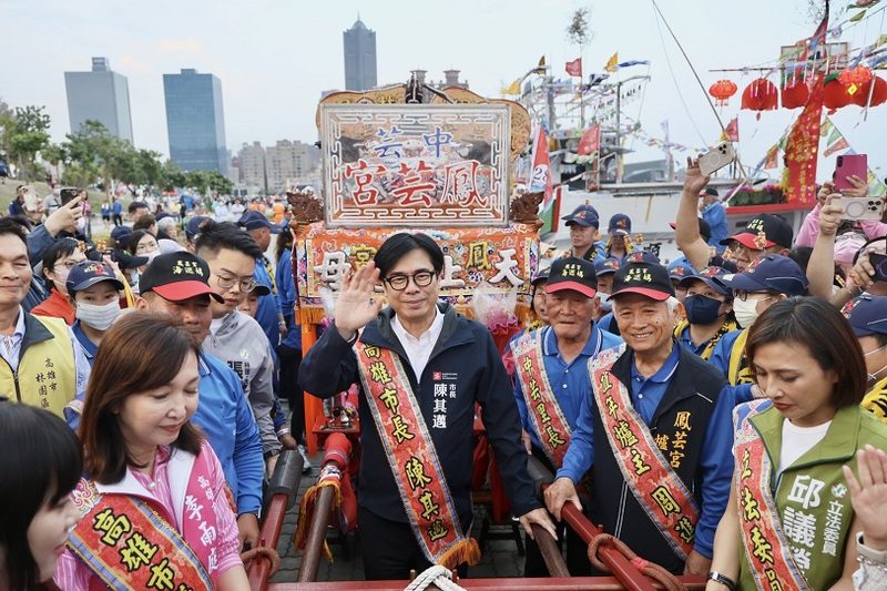 四年一科媽祖海上巡香回鑾  陳其邁率眾接駕祈平安 四年一科媽祖海上巡香回鑾  陳其邁率眾接駕祈平安