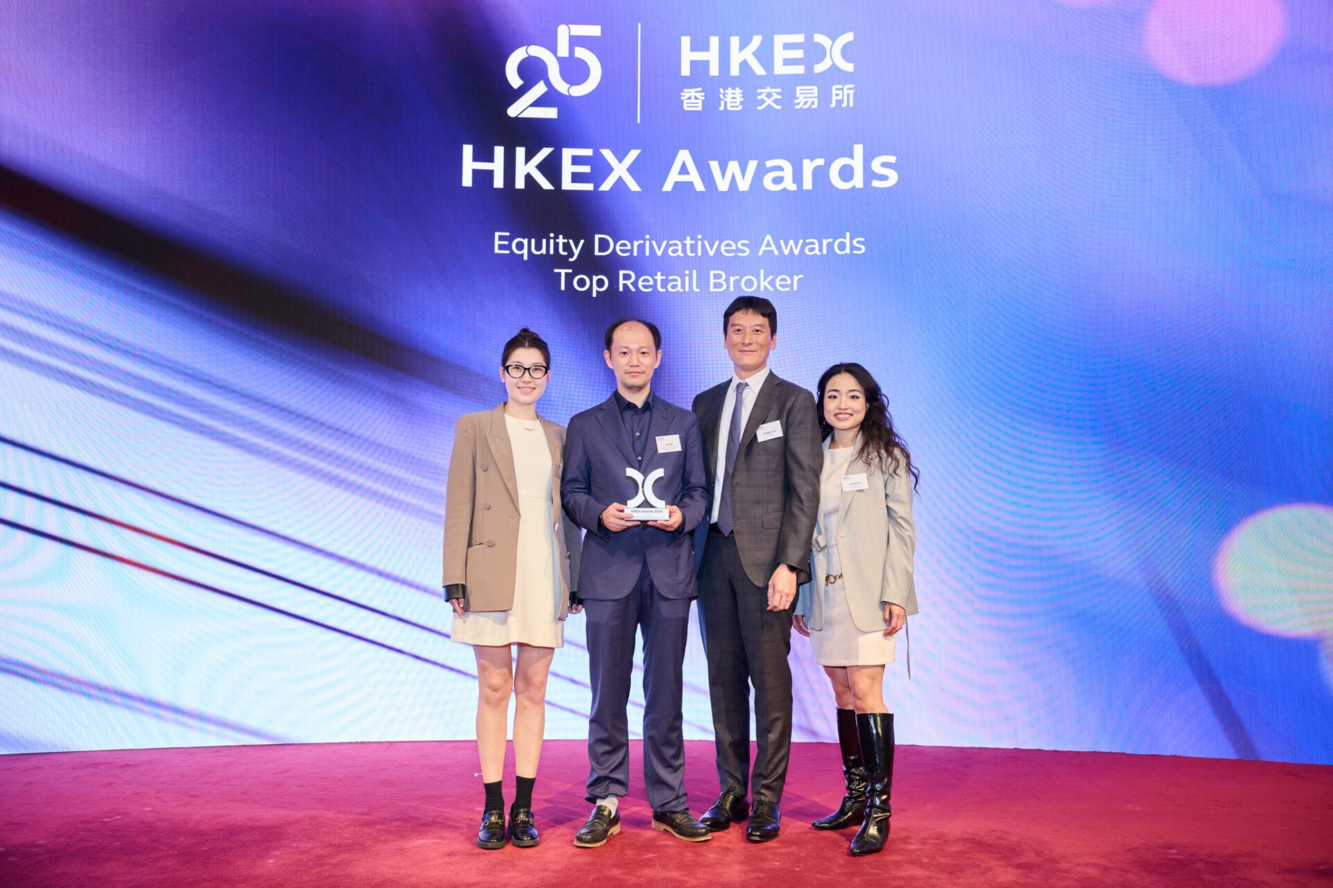 富途連續六年囊括港交所大奬 「最佳零售經紀商」進一步鞏固客戶首選地位 期貨及期權交易量領先市場 富途連續六年囊括港交所大奬 「最佳零售經紀商」進一步鞏固客戶首選地位 期貨及期權交易量領先市場