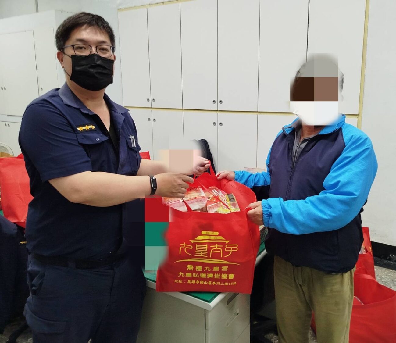 警民合作送愛 岡山分局協助慈善團體發放民生物資助弱勢 警民合作送愛 岡山分局協助慈善團體發放民生物資助弱勢