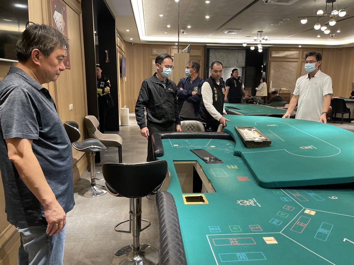 百家樂賭場藏身休閒會館 桃警逮67人 百家樂賭場藏身休閒會館 桃警逮67人