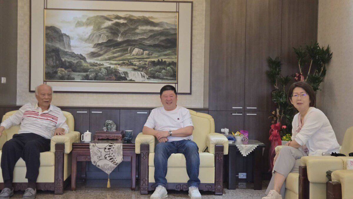 花蓮縣黨部退休黨工前來花蓮縣議會為張峻議長加油打氣