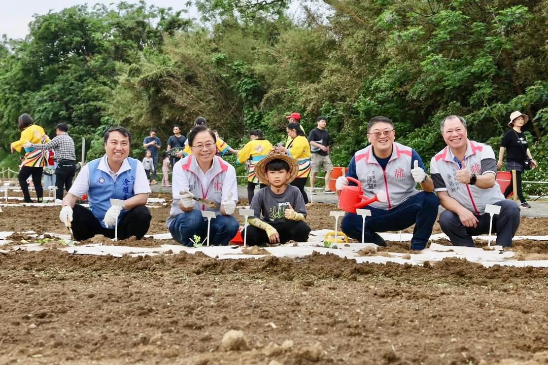 桃園彩色海芋季「西瓜節種植日」熱鬧登場 環保紙農膜落實永續 桃園彩色海芋季「西瓜節種植日」熱鬧登場 環保紙農膜落實永續