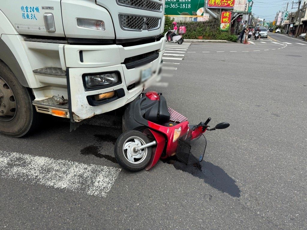 【有片】命大！7旬婦遭水泥車輾過 送醫無生命危險