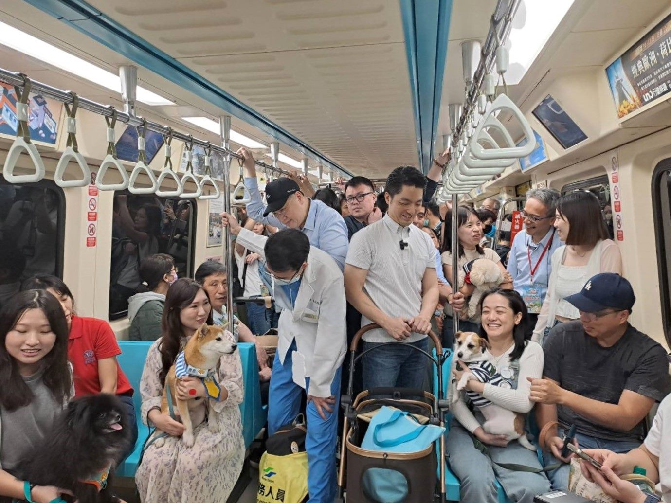 響應國際寵物日　蔣萬安搭乘狗狗友善列車推廣動物共融