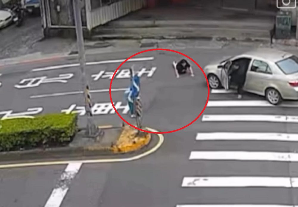 祖孫走斑馬線過馬路遭轉彎車撞倒 37歲駕駛慘了 祖孫走斑馬線過馬路遭轉彎車撞倒 37歲駕駛慘了