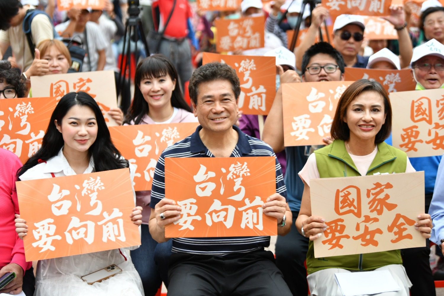 前鎮宣講 邱議瑩:「選錯的人關稅145%」籲民眾力挺罷藍委 前鎮宣講 邱議瑩:「選錯的人關稅145%」籲民眾力挺罷藍委