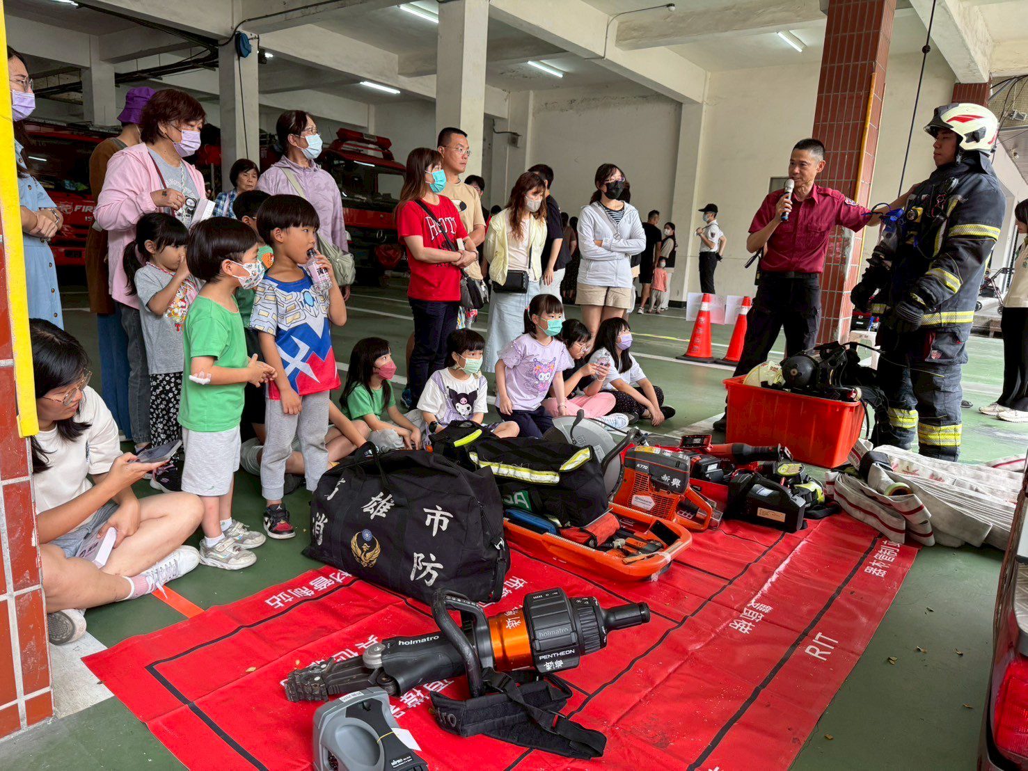 高雄新興分隊辦親子消防營 35組家庭化身防火小英雄