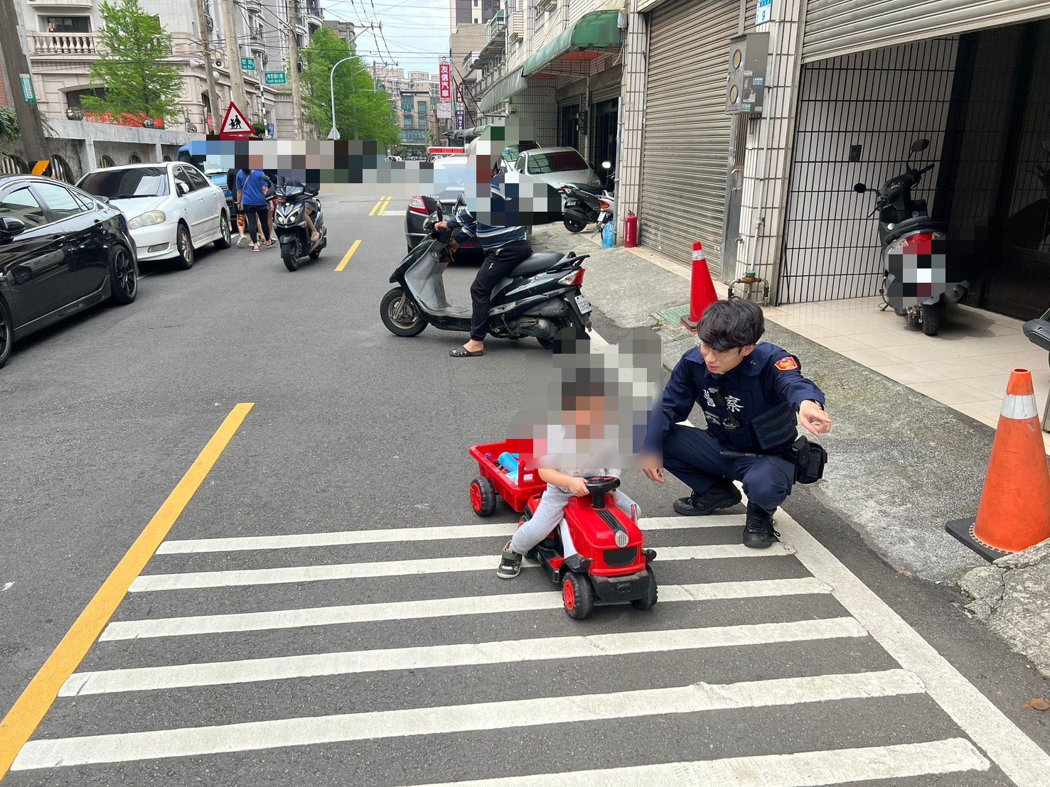 3歲男童獨自騎滑步車逛大街 平鎮警及時發現協助送回家