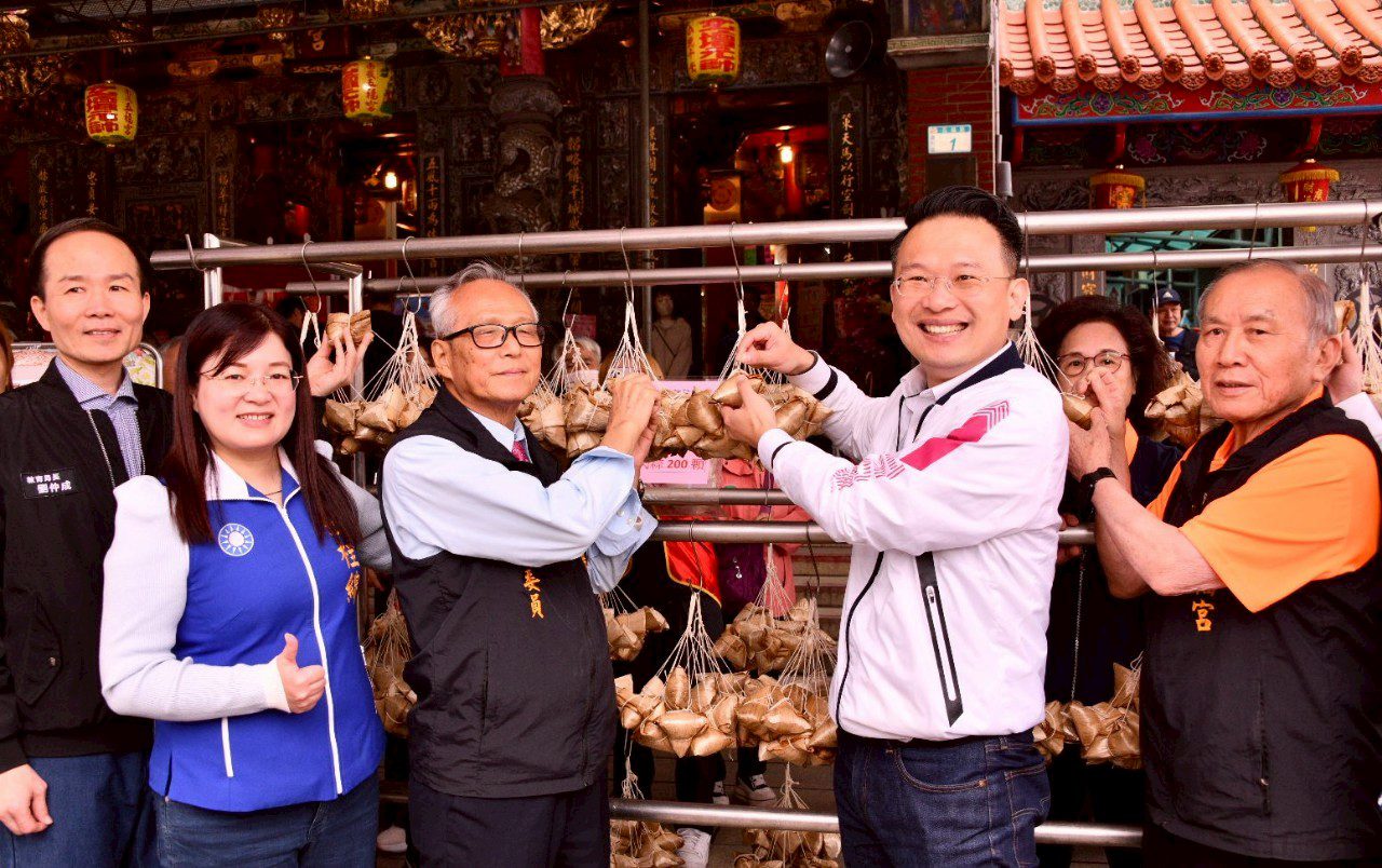 南崁五福宮玄壇元帥聖誕祈安遶境 蘇俊賓參與千人解粽求好運 南崁五福宮玄壇元帥聖誕祈安遶境 蘇俊賓參與千人解粽求好運