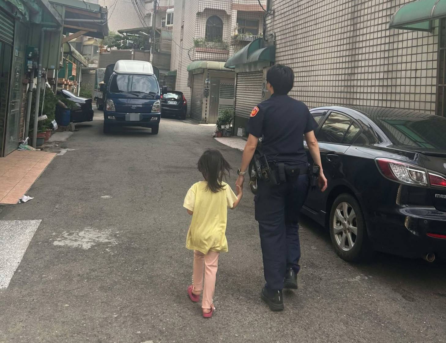 女童公園玩耍走失 大園警靠「1線索」送返家 女童公園玩耍走失 大園警靠「1線索」送返家