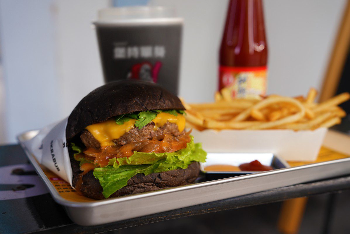 一人也要好好過節！金蘭食品X黑膠漢堡聯名推出「黑金甜辣堡」為單身乾杯