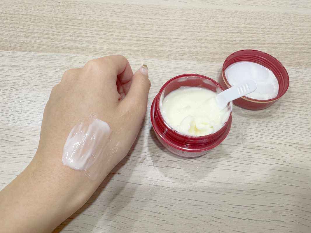 一擦肌膚秒爆水！正妹秀「護膚法寶」10秒甩乾癢 網激推：絕對要囤貨