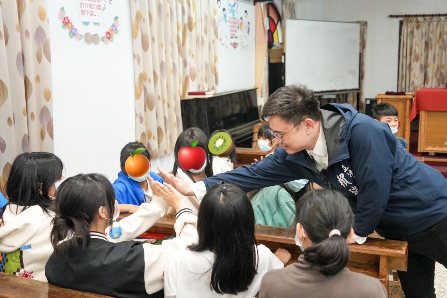 送愛六龜山地育幼院 賴瑞隆送黃色小鴨陪孩子勇敢追夢 送愛六龜山地育幼院 賴瑞隆送黃色小鴨陪孩子勇敢追夢
