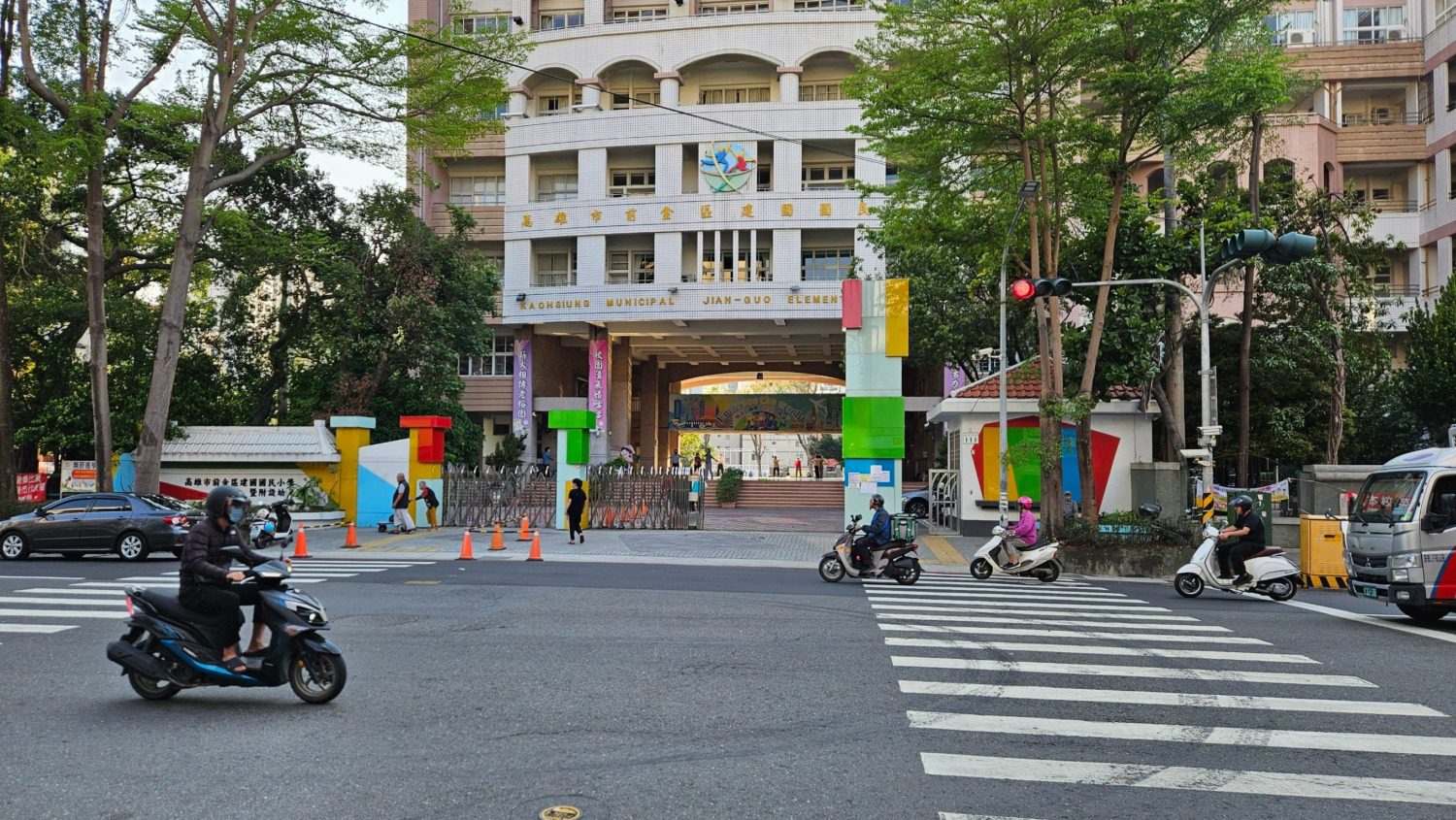 高雄校園周邊路口全日三色燈號運作啟動