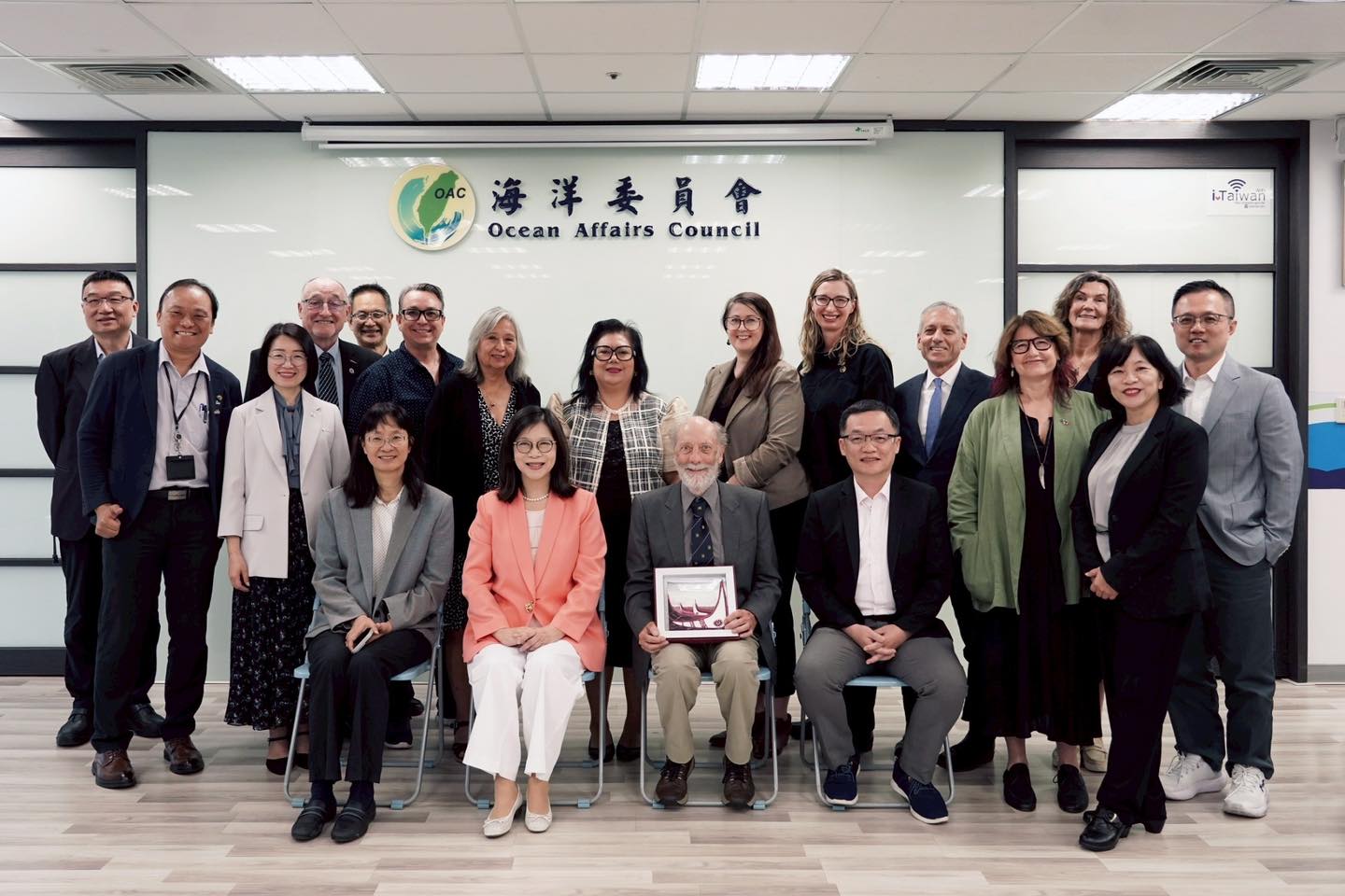 海委會主委管碧玲接見五國代表團 強調所有國家都應該重視海洋教育! 海委會主委管碧玲接見五國代表團 強調所有國家都應該重視海洋教育!