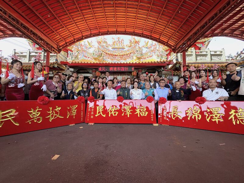 六腳鄉娘媽聖誕慶典,總統賴清德、前總統蔡英文及縣長翁章梁贈匾額致敬 六腳鄉娘媽聖誕慶典,總統賴清德、前總統蔡英文及縣長翁章梁贈匾額致敬