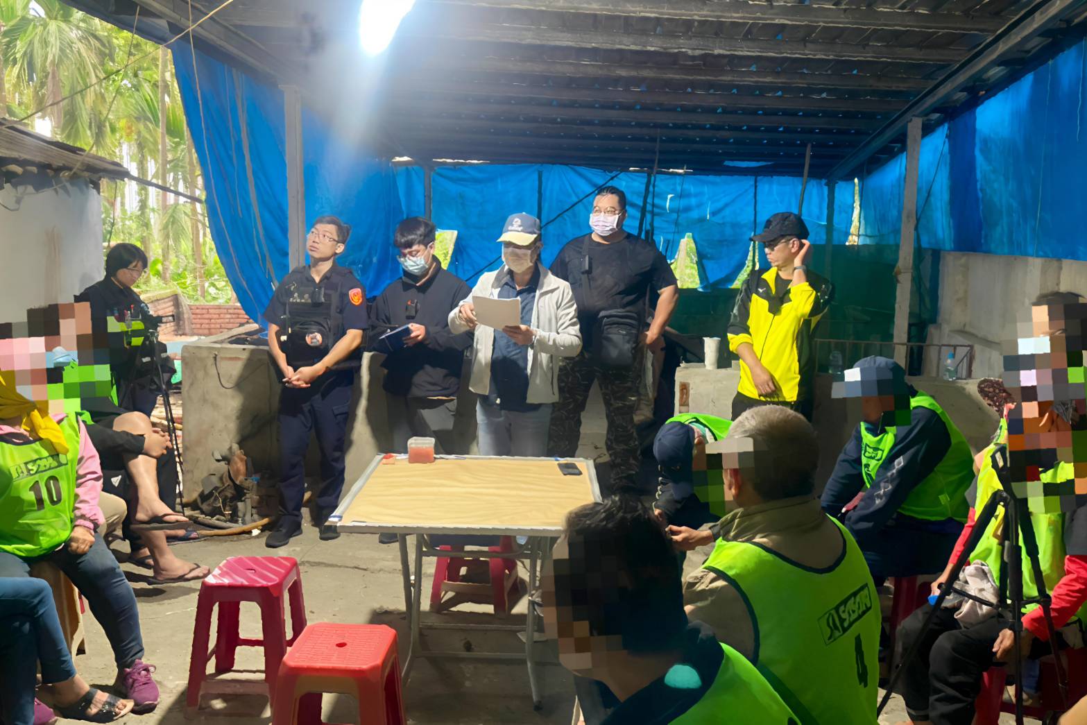 影／廢棄豬舍掩護 東港警破獲地下賭場 查扣賭資9萬逮15名賭客