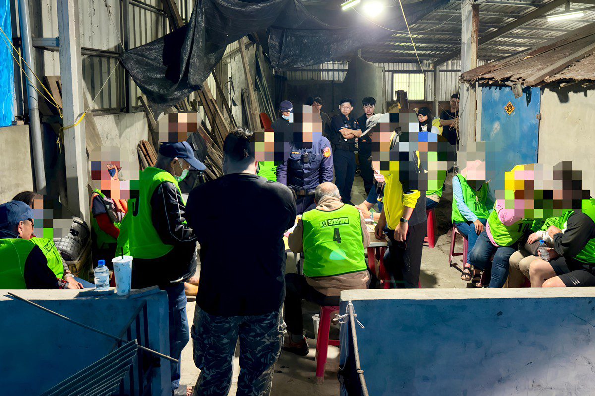 影/東港警破獲地下賭場 查扣賭資9萬逮15名賭客 影/東港警破獲地下賭場 查扣賭資9萬逮15名賭客